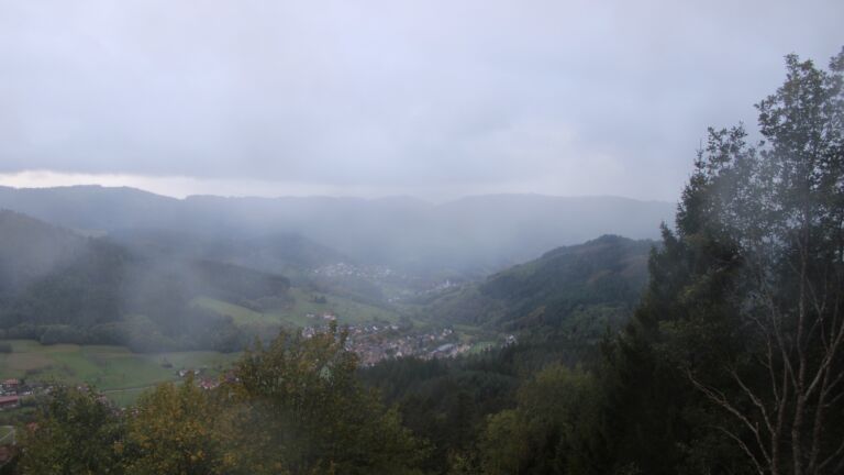 Dieses Bild zeigt eine Webcam-Aufnahme vom Achertal, aufgenommen am Samstag, den 24.10.2026 um 17:30 Uhr. Die Temperatur betrug 5.1°C.
