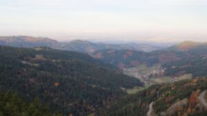 Dieses Bild zeigt eine Webcam-Aufnahme vom Achertal, aufgenommen am Samstag, den 01.11.2025 um 07:40 Uhr. Die Temperatur betrug 12.1°C.