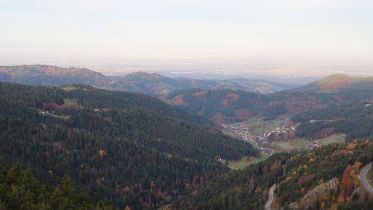 Dieses Bild zeigt eine Webcam-Aufnahme vom Achertal, aufgenommen am Samstag, den 01.11.2025 um 07:40 Uhr. Die Temperatur betrug 12.1°C.