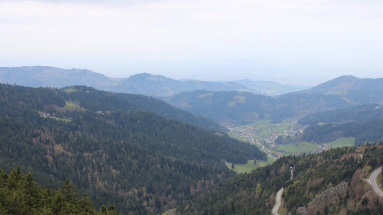 Dieses Bild zeigt eine Webcam-Aufnahme vom Achertal, aufgenommen am Mittwoch, den 15.04.2026 um 13:00 Uhr. Die Temperatur betrug 8.2°C.