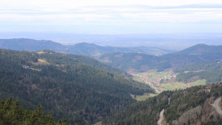 Dieses Bild zeigt eine Webcam-Aufnahme vom Achertal, aufgenommen am Freitag, den 13.03.2026 um 11:20 Uhr. Die Temperatur betrug 6.8°C.