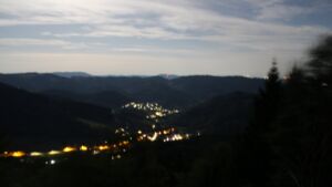 Dieses Bild zeigt eine Webcam-Aufnahme vom Achertal, aufgenommen am Donnerstag, den 27.08.2026 um 02:00 Uhr. Die Temperatur betrug 22.3°C.
