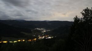 Dieses Bild zeigt eine Webcam-Aufnahme vom Achertal, aufgenommen am Dienstag, den 01.09.2026 um 03:30 Uhr. Die Temperatur betrug 14.2°C.