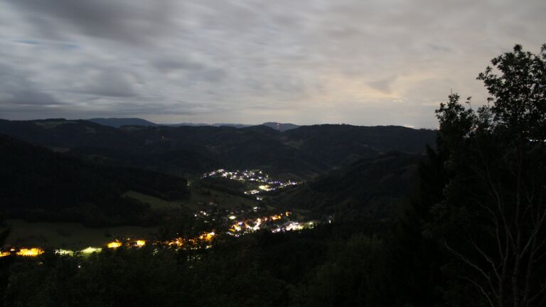 Dieses Bild zeigt eine Webcam-Aufnahme vom Achertal, aufgenommen am Dienstag, den 01.09.2026 um 03:30 Uhr. Die Temperatur betrug 14.2°C.