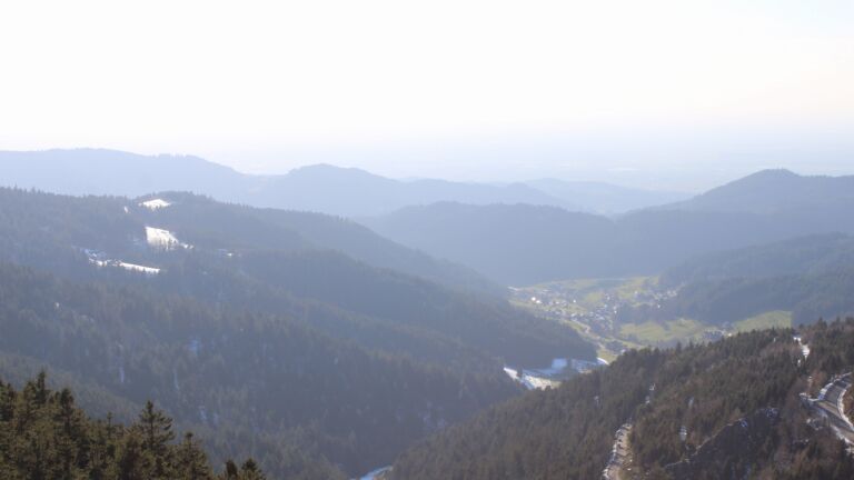 Dieses Bild zeigt eine Webcam-Aufnahme vom Achertal, aufgenommen am Donnerstag, den 02.04.2026 um 18:10 Uhr. Die Temperatur betrug 6.1°C.