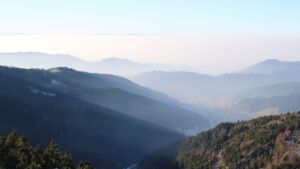 Dieses Bild zeigt eine Webcam-Aufnahme vom Achertal, aufgenommen am Samstag, den 27.12.2025 um 14:50 Uhr. Die Temperatur betrug 5.5°C.