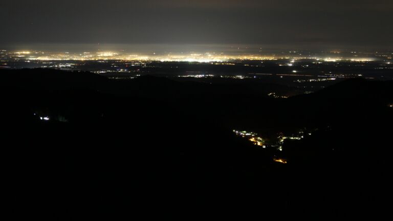 Dieses Bild zeigt eine Webcam-Aufnahme vom Achertal, aufgenommen am Freitag, den 31.10.2025 um 02:30 Uhr. Die Temperatur betrug 6.2°C.