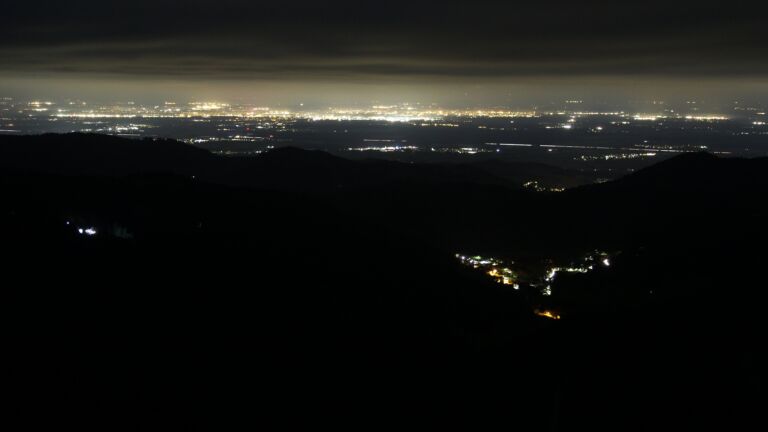 Dieses Bild zeigt eine Webcam-Aufnahme vom Achertal, aufgenommen am Dienstag, den 11.11.2025 um 04:00 Uhr. Die Temperatur betrug 5.2°C.