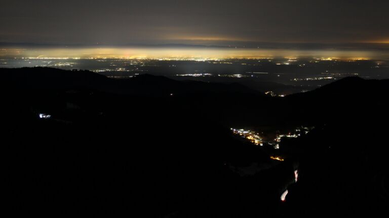 Dieses Bild zeigt eine Webcam-Aufnahme vom Achertal, aufgenommen am Sonntag, den 23.11.2025 um 05:40 Uhr. Die Temperatur betrug -3.9°C.