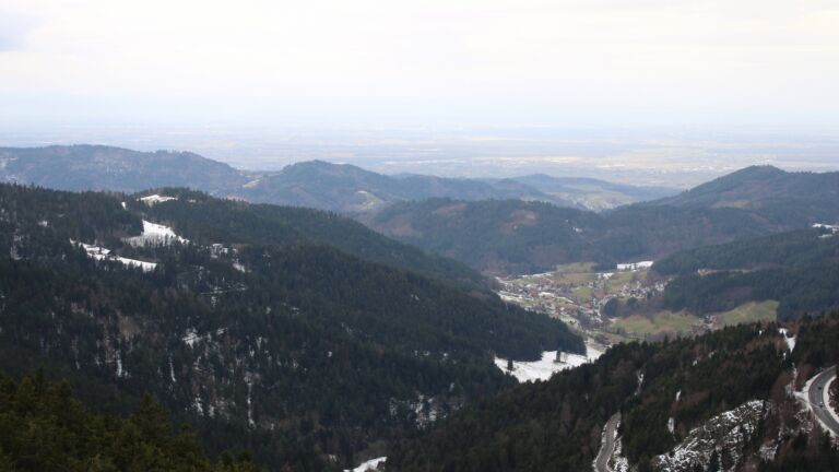 Dieses Bild zeigt eine Webcam-Aufnahme vom Achertal, aufgenommen am Mittwoch, den 14.01.2026 um 12:50 Uhr. Die Temperatur betrug 5.5°C.