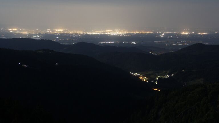 Dieses Bild zeigt eine Webcam-Aufnahme vom Achertal, aufgenommen am Mittwoch, den 14.05.2025 um 03:30 Uhr. Die Temperatur betrug 10.6°C.