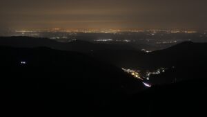 Dieses Bild zeigt eine Webcam-Aufnahme vom Achertal, aufgenommen am Sonntag, den 08.03.2026 um 22:30 Uhr. Die Temperatur betrug 8.6°C.