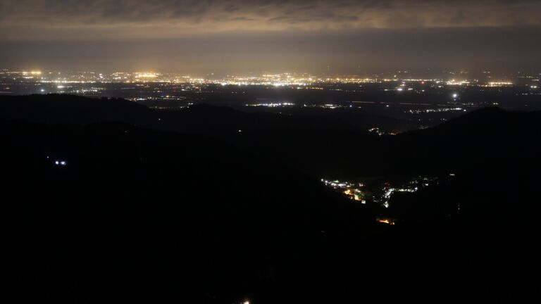 Dieses Bild zeigt eine Webcam-Aufnahme vom Achertal, aufgenommen am Sonntag, den 19.04.2026 um 00:30 Uhr. Die Temperatur betrug 11.2°C.