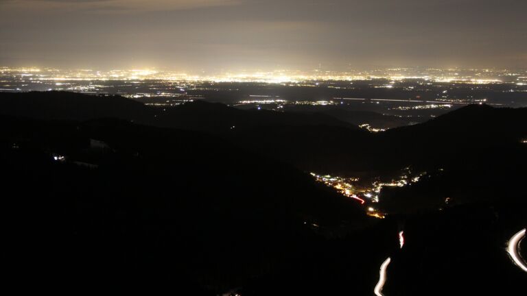 Dieses Bild zeigt eine Webcam-Aufnahme vom Achertal, aufgenommen am Freitag, den 16.01.2026 um 20:00 Uhr. Die Temperatur betrug 5.2°C.