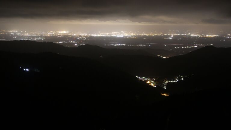 Dieses Bild zeigt eine Webcam-Aufnahme vom Achertal, aufgenommen am Montag, den 27.10.2025 um 22:30 Uhr. Die Temperatur betrug 2.7°C.