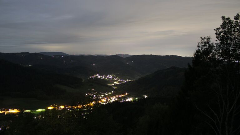 Dieses Bild zeigt eine Webcam-Aufnahme vom Achertal, aufgenommen am Montag, den 26.10.2026 um 19:30 Uhr. Die Temperatur betrug 7.7°C.