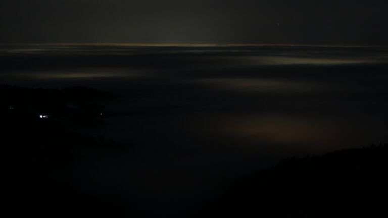 Dieses Bild zeigt eine Webcam-Aufnahme vom Achertal, aufgenommen am Sonntag, den 18.01.2026 um 19:00 Uhr. Die Temperatur betrug 6.1°C.