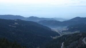 Dieses Bild zeigt eine Webcam-Aufnahme vom Achertal, aufgenommen am Samstag, den 20.12.2025 um 17:00 Uhr. Die Temperatur betrug 9.1°C.