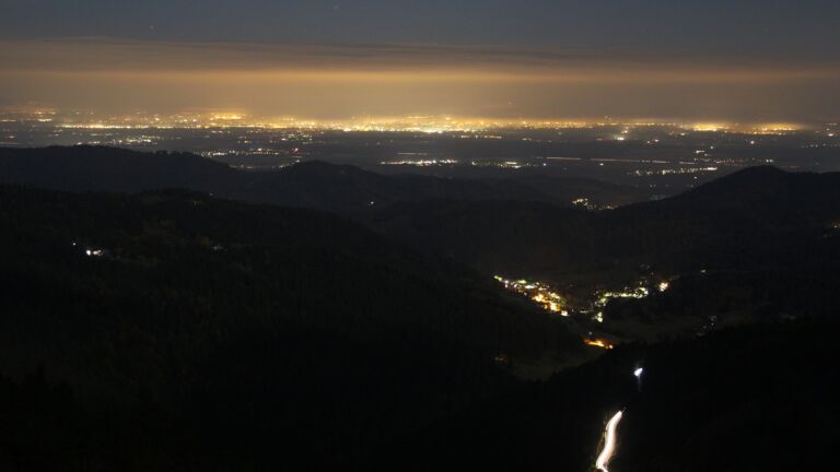 Dieses Bild zeigt eine Webcam-Aufnahme vom Achertal, aufgenommen am Sonntag, den 12.10.2025 um 00:00 Uhr. Die Temperatur betrug 6.9°C.