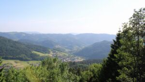 Dieses Bild zeigt eine Webcam-Aufnahme vom Achertal, aufgenommen am Dienstag, den 26.05.2026 um 18:00 Uhr. Die Temperatur betrug 33.6°C.