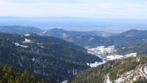 Dieses Bild zeigt eine Webcam-Aufnahme vom Achertal, aufgenommen am Dienstag, den 13.01.2026 um 13:00 Uhr. Die Temperatur betrug 6.9°C.