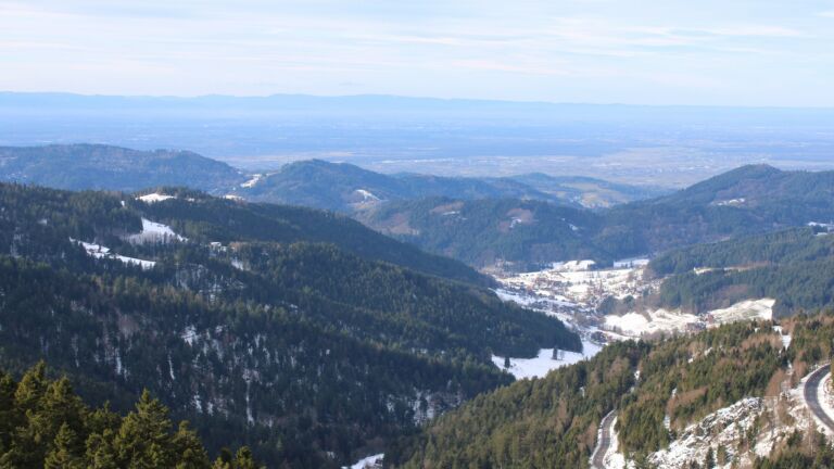 Dieses Bild zeigt eine Webcam-Aufnahme vom Achertal, aufgenommen am Dienstag, den 13.01.2026 um 13:00 Uhr. Die Temperatur betrug 6.9°C.