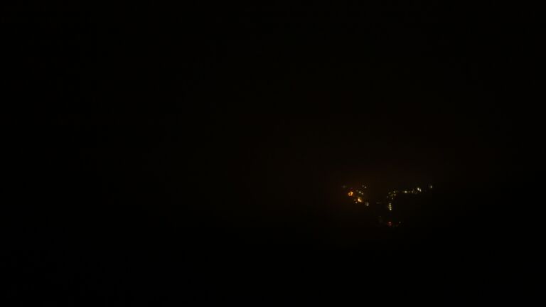 Dieses Bild zeigt eine Webcam-Aufnahme vom Achertal, aufgenommen am Mittwoch, den 06.05.2026 um 23:30 Uhr. Die Temperatur betrug 4.6°C.