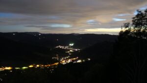 Dieses Bild zeigt eine Webcam-Aufnahme vom Achertal, aufgenommen am Donnerstag, den 22.10.2026 um 19:30 Uhr. Die Temperatur betrug 7.9°C.