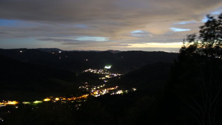 Dieses Bild zeigt eine Webcam-Aufnahme vom Achertal, aufgenommen am Donnerstag, den 22.10.2026 um 19:30 Uhr. Die Temperatur betrug 7.9°C.