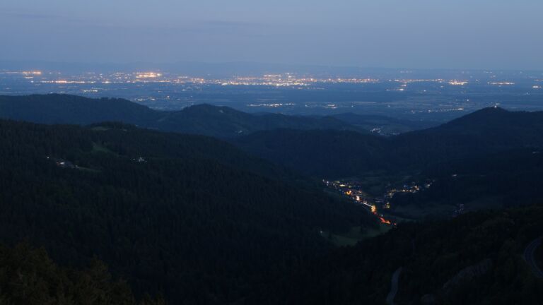 Dieses Bild zeigt eine Webcam-Aufnahme vom Achertal, aufgenommen am Montag, den 12.05.2025 um 05:00 Uhr. Die Temperatur betrug 9.8°C.