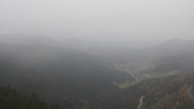 Dieses Bild zeigt eine Webcam-Aufnahme vom Achertal, aufgenommen am Dienstag, den 28.10.2025 um 11:10 Uhr. Die Temperatur betrug 5.1°C.