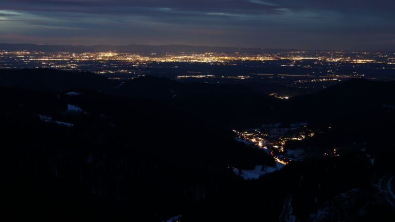 Dieses Bild zeigt eine Webcam-Aufnahme vom Achertal, aufgenommen am Dienstag, den 13.01.2026 um 17:50 Uhr. Die Temperatur betrug 6.6°C.