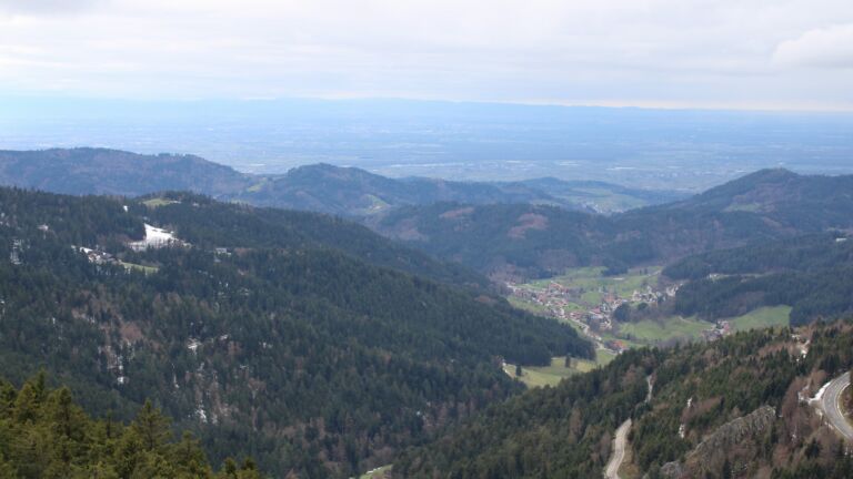 Dieses Bild zeigt eine Webcam-Aufnahme vom Achertal, aufgenommen am Samstag, den 04.04.2026 um 16:50 Uhr. Die Temperatur betrug 7.8°C.