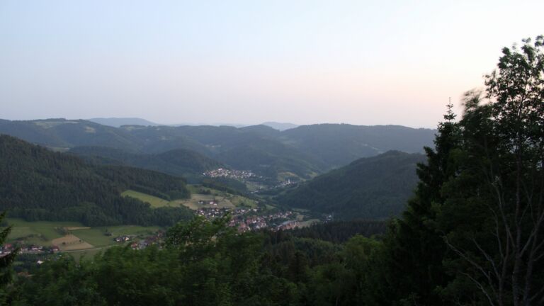 Dieses Bild zeigt eine Webcam-Aufnahme vom Achertal, aufgenommen am Montag, den 25.05.2026 um 21:40 Uhr. Die Temperatur betrug 22.5°C.