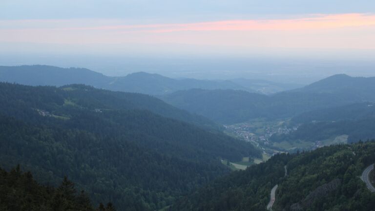 Dieses Bild zeigt eine Webcam-Aufnahme vom Achertal, aufgenommen am Samstag, den 17.05.2025 um 21:10 Uhr. Die Temperatur betrug 9.2°C.