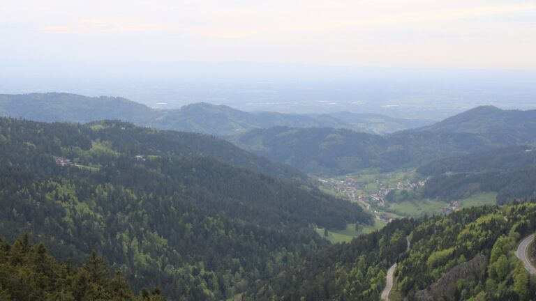 Dieses Bild zeigt eine Webcam-Aufnahme vom Achertal, aufgenommen am Dienstag, den 28.04.2026 um 18:00 Uhr. Die Temperatur betrug 14.4°C.