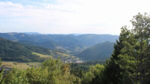 Dieses Bild zeigt eine Webcam-Aufnahme vom Achertal, aufgenommen am Sonntag, den 23.08.2026 um 18:30 Uhr. Die Temperatur betrug 23°C.