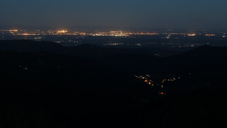 Dieses Bild zeigt eine Webcam-Aufnahme vom Achertal, aufgenommen am Freitag, den 16.05.2025 um 04:40 Uhr. Die Temperatur betrug 4.6°C.