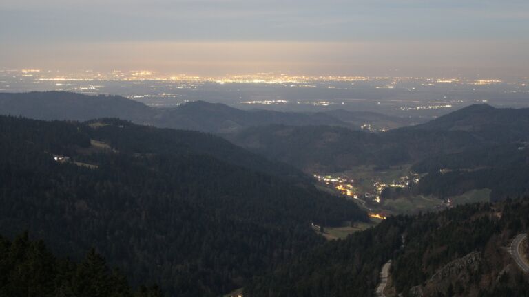 Dieses Bild zeigt eine Webcam-Aufnahme vom Achertal, aufgenommen am Mittwoch, den 04.03.2026 um 00:30 Uhr. Die Temperatur betrug 5.6°C.