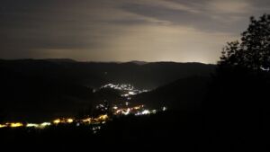 Dieses Bild zeigt eine Webcam-Aufnahme vom Achertal, aufgenommen am Mittwoch, den 17.06.2026 um 00:30 Uhr. Die Temperatur betrug 19.6°C.
