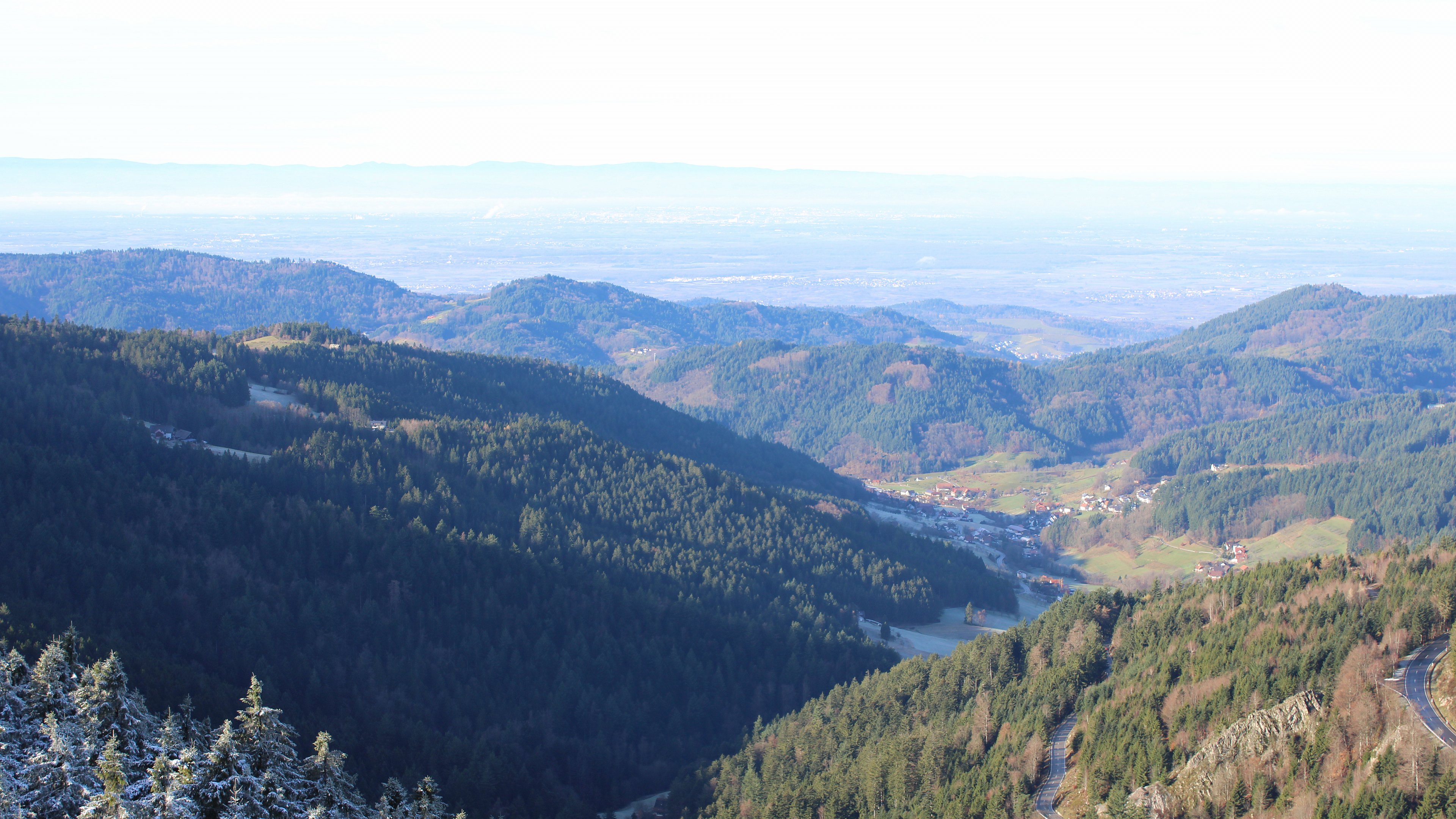 Dieses Bild zeigt eine Webcam-Aufnahme vom Achertal, aufgenommen am Montag, den 01.12.2025 um 11:10 Uhr. Die Temperatur betrug 5.1°C.