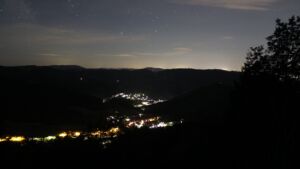 Dieses Bild zeigt eine Webcam-Aufnahme vom Achertal, aufgenommen am Mittwoch, den 08.07.2026 um 01:30 Uhr. Die Temperatur betrug 19.5°C.