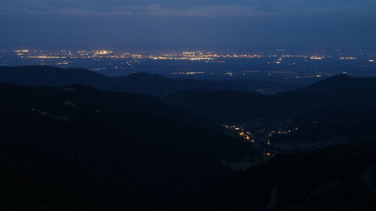 Dieses Bild zeigt eine Webcam-Aufnahme vom Achertal, aufgenommen am Donnerstag, den 26.06.2025 um 04:30 Uhr. Die Temperatur betrug 15.8°C.