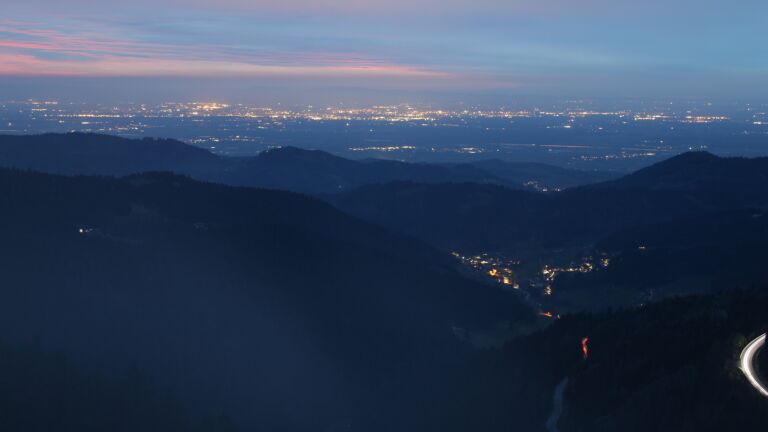 Dieses Bild zeigt eine Webcam-Aufnahme vom Achertal, aufgenommen am Freitag, den 10.04.2026 um 20:50 Uhr. Die Temperatur betrug 4.9°C.