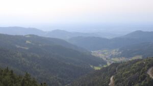 Dieses Bild zeigt eine Webcam-Aufnahme vom Achertal, aufgenommen am Dienstag, den 26.08.2025 um 18:00 Uhr. Die Temperatur betrug 22.3°C.