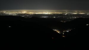 Dieses Bild zeigt eine Webcam-Aufnahme vom Achertal, aufgenommen am Montag, den 01.12.2025 um 04:30 Uhr. Die Temperatur betrug -2.8°C.