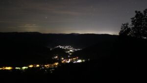 Dieses Bild zeigt eine Webcam-Aufnahme vom Achertal, aufgenommen am Freitag, den 16.10.2026 um 01:00 Uhr. Die Temperatur betrug 14.6°C.