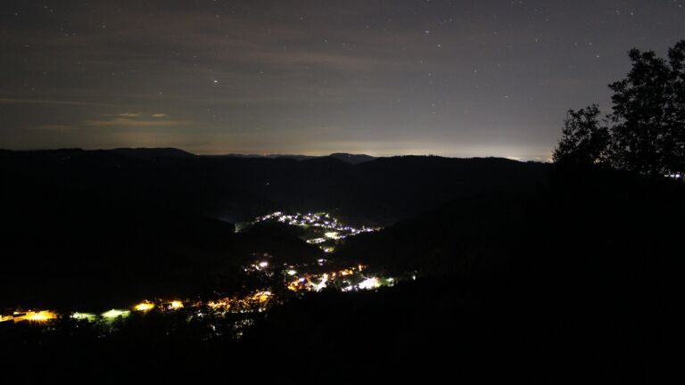 Dieses Bild zeigt eine Webcam-Aufnahme vom Achertal, aufgenommen am Freitag, den 16.10.2026 um 01:00 Uhr. Die Temperatur betrug 14.6°C.