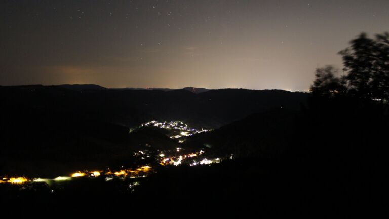 Dieses Bild zeigt eine Webcam-Aufnahme vom Achertal, aufgenommen am Samstag, den 15.08.2026 um 01:30 Uhr. Die Temperatur betrug 27.4°C.