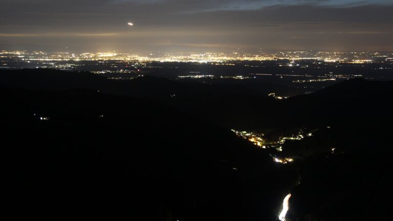 Dieses Bild zeigt eine Webcam-Aufnahme vom Achertal, aufgenommen am Sonntag, den 31.08.2025 um 21:40 Uhr. Die Temperatur betrug 15.7°C.